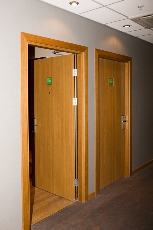 Купить двери для входа в номер в гостинице
