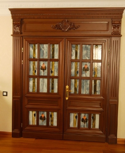 Деревянные двери со вставками из стекла заказать
